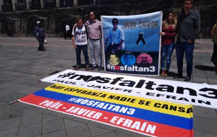 Plantón. Los familiares de Javier Ortega, Efraín Segarra y Paúl Rivas se concentraron en la Plaza Grande, en Quito.