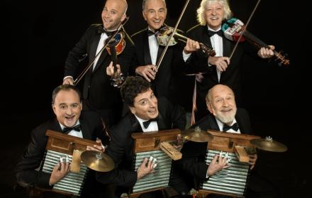 Les Luthiers presenta el espectáculo Viejos hazmerreíres, un compendio de sus mejores shows.