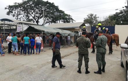 Mujeres aseguraron haber sido alcanzadas por gases lacrimógenos que los policías lanzaban a los reos.