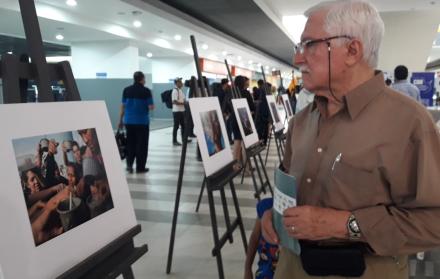 Las fotografías se exhiben en el primer piso de la terminal terrestre.