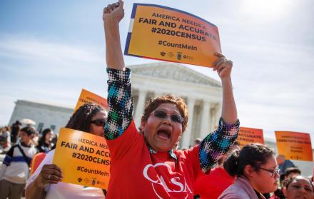 Activistas protestaron este martes contra el plan de Donald Trump de incluir una pregunta sobre ciudadanía en el censo de 2020.