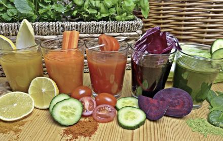 Los licuados de vegetales, frutas o té, o las dietas ‘rápidas’ de un solo producto, pueden causar daño a su salud. Se recomiendan solo para aportar vitaminas y minerales.