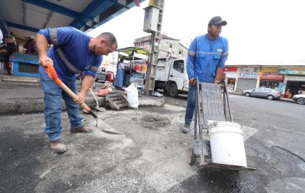 Moradores y empleados municipales colaboraron en la recuperación de avenidas afectadas por los incidentes, como la Samuel Cisneros.