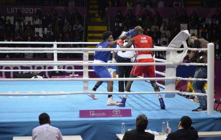 Segundo round. Julio César Castillo (i) frente a Erislandy Savón (d).