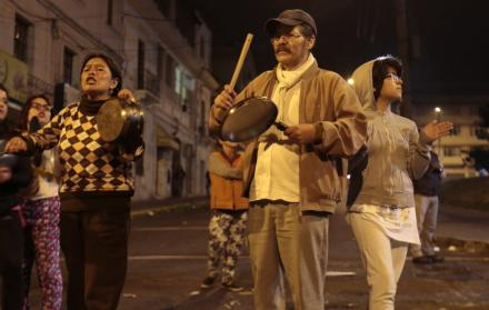Personas optaron por salir a las calles con ollas para buscar la paz.