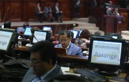 Desplante. Los correístas no quieren ni oír al canciller. Primero, le dieron la espalda cuando hablaba. Luego, todos abandonaron el salón del Pleno.