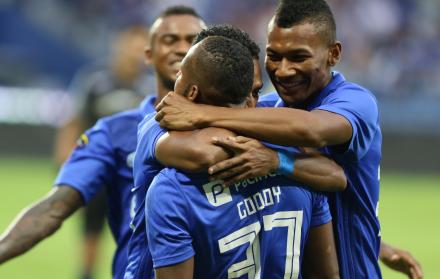 Jugadores de Emelec celebran la anotación.