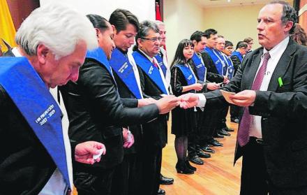 El ufólogo Jaime Rodríguez entregó los certificados a sus nuevos colegas. En la ceremonia de graduación se proyectaron vídeos de avistamientos de ovnis.