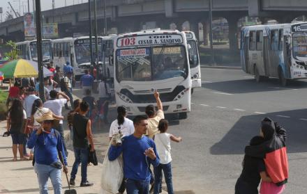 Panorama. De una manera desordenada se desarrollan las actividades en las paradas de buses urbanos.