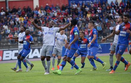 Impotencia. El gesto de Brayan Angulo (19) lo dice todo. El goleador no está siendo bien abastecido. Emelec hizo un gran esfuerzo para potenciar su plantilla, pero hasta el momento los refuerzos no muestran un buen nivel.