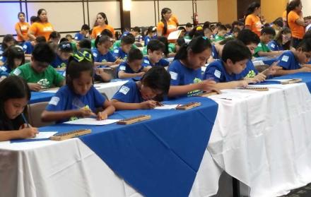 Los infantes no pueden hablar. Están concentrados en su ábaco. 