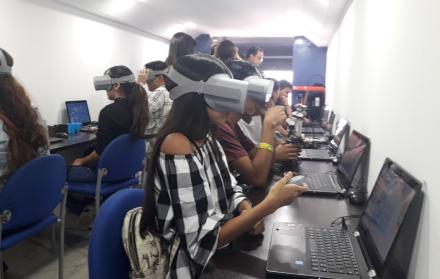 Los jóvenes se capacitan en diferentes programas en el Bus Digital.