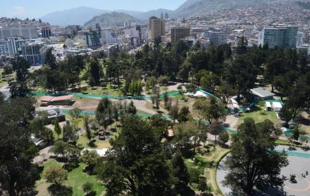 Una parte del parque se encuentra cercada debido a la construcción del Metro de Quito, una de las obras más importantes de movilidad en la capital. Quizá en el país.