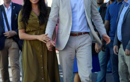 Markle luciendo un maxi dress hecho de nylon reciclado.