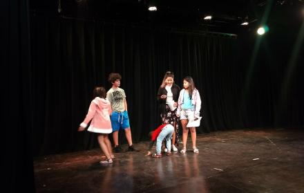 Los niños ensayan bajo la dirección de estudiantes y docentes de la Universidad Casa Grande.