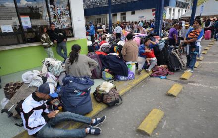 Cientos de venezolanos en las oficinas de migración del puente Rumichaca. 20 de mayo de 2018.