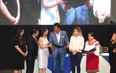 Evento. El prefecto y la viceprefecta electos del Guayas, Carlos Luis Morales y Susana González, reciben sus credenciales de manos de la presidenta del Consejo Nacional Electoral, Diana Atamaint.