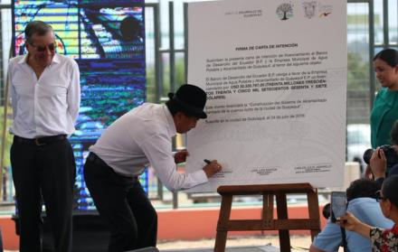 La firma de la carta se realizó entre el secretario del Agua, Humberto Cholango, el gerente general de la Emapag EP, José Luis Santos, y el presidente Lenín Moreno.
