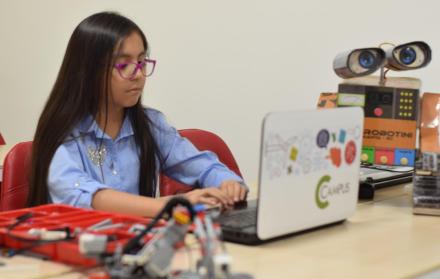 Emily Ulloa es la integrante más joven de la comunidad Girls in Tech Ecuador y crea robots desde los 4 años.