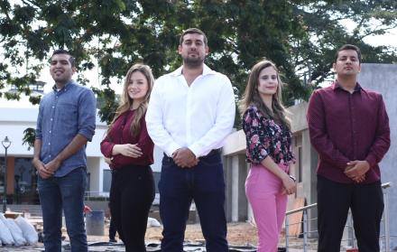 Grupo. En la imagen constan algunos miembros del equipo: Fabián Alarcón, Ana Paula Traverso, Fernando Huamán Febres Cordero (presidente), Nicolle Zielaskowski y Jimy Cedeño (administrador).