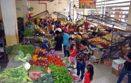 Dumani informó que hay una restricción de camiones que llegan a Guayaquil desde la Sierra, pero anunció que están abasteciendo a estos locales.