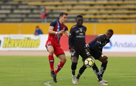 Jugadores de El Nacional e Independiente del Valle.
