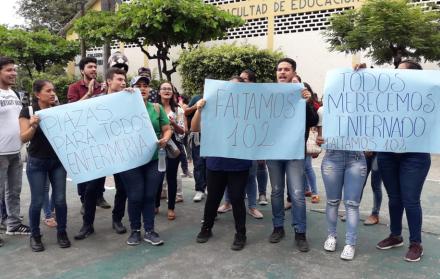 Los estudiantes que no obtuvieron cupos se concentraron en los exteriores del Coliseo de Facultad de Educación Física, Deportes y Recreación.