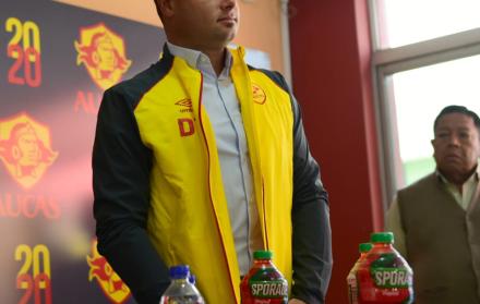 La directiva oriental presentó en una rueda de prensa quién era el nuevo entrenador.