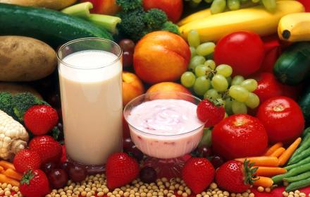 Para que un plato sea considerado saludable, la OMS establece la división del cuenco en tres partes, y debe contener los cuatro alimentos: vegetales o frutas, proteínas y carbohidratos.