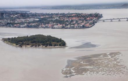 El islote El Palmar es la evidencia de la desatención al río Guayas, que no ha sido dragado por más de 50 años.