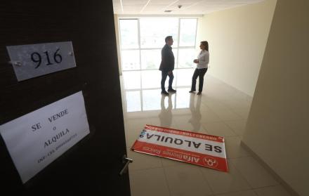 Comercializar. Ariel Mohr, vicepresidente de Acbir en Guayas, muestra un inmueble en el edificio City Office.