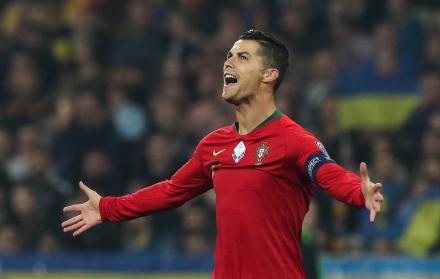 Con 34 años, Ronaldo tiene en el horizonte el sorprendente récord del iraní Ali Daei, que jugó hasta los 38 años y fijó la máxima anotación de un jugador con el combinado de su país en 109 tantos.