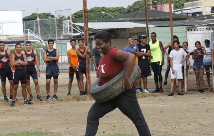 Liliana Castillo, de 21 años, es una de las que más se esfuerzan. La llanta que llevaba en una prueba era más grande que las de sus ‘rivales’
