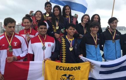 Competidores celebran sus logros con sus respectivas banderas.