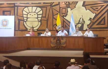 Reunión de autoridades para tratar el tema del dragado.