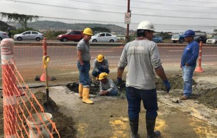 El hecho causó embotellamientos y quejas entre los ciudadanos. Interagua prevé que el servicio será restablecido a las 17:00.