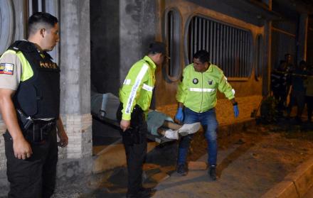Dos parejas estaban libando y de un momento a otro, sin explicación alguna, uno de los bohemios atacó a machetazos a su cuñado. Le hizo picadillos la cabeza.