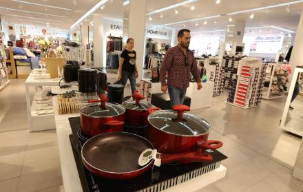 Locales. Las tiendas fusionan espacios destinados a productos del hogar con moda, cosméticos, tecnología y otros electrodomésticos. La propuesta es que la familia pueda encontrar todo.