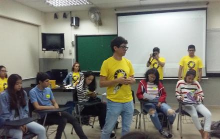 Preparación. En los talleres, los estudiantes aprenden acerca de producción y posproducción audiovisual.