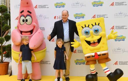 El príncipe con sus dos mellizos, Jacques y Gabriella, junto personajes de la serie animada Bob Esponja, durante el Festival de Televisión de Montecarlo.