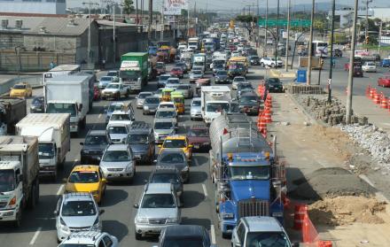 Congestión vehicular en la vía a Daule. 
