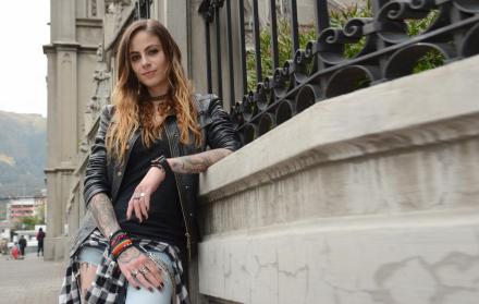 Karla lleva una pulsera del arcoíris, símbolo de la comunidad LGBTI.