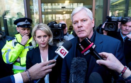 Kristinn Hrafnsson, editor jefe de Wikileaks y la abogada Jennifer Robinson, fuera de La Corte de Magistrados de Westminster, tras la detención de Assange.