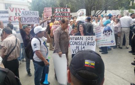 Un grupo de personas protestó en rechazo al juicio político en contra del titular del Cpccs, José Carlos Tuárez, y cuatro consejeros del organismo.