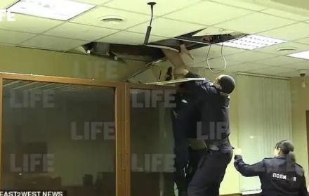 Las cámaras de seguridad captaron el momento en el que el recluso intenta huir por el techo.