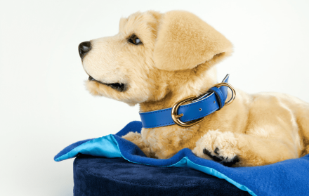El prototipo canino, que emula a un perro de raza labrador retriever, gruñe y mueve la cola.