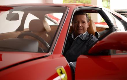 En su Ferrari F355 Berlinetta, parte de la colección privada adquirida por el piloto.
