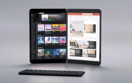 Fotografía cedida por Microsoft donde aparece su nuevo Suface Neo, una tableta con sistema operativo Windows 10 X, que saldrán al mercado a finales de 2020.
