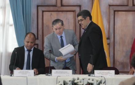 Trabajo. El viceministro de Movilidad Humana, Santiago Chávez (c), instaló ayer la VI Mesa de Movilidad.