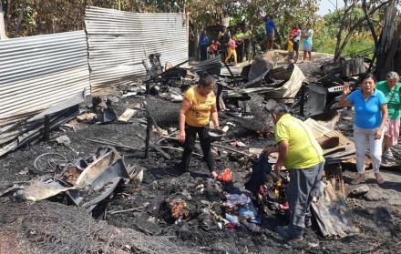 Varios de los perjudicados buscan entre las cenizas algo que puedan rescatar.